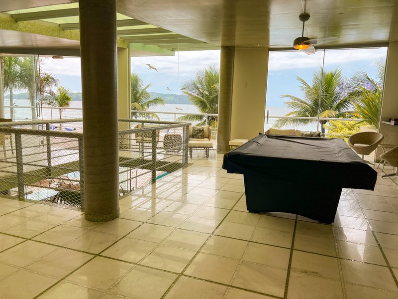 Casa frente ao mar da Praia de Juquehy com 6 suítes - São Sebastião - 