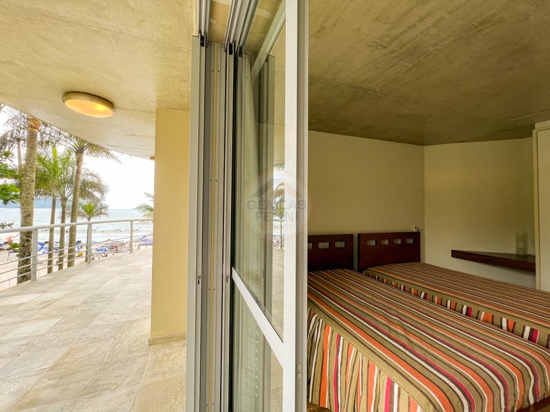 Casa frente ao mar da Praia de Juquehy com 6 suítes - São Sebastião - 