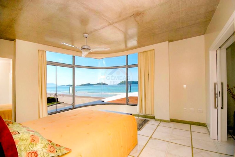 Casa frente ao mar da Praia de Juquehy com 6 suítes - São Sebastião - 