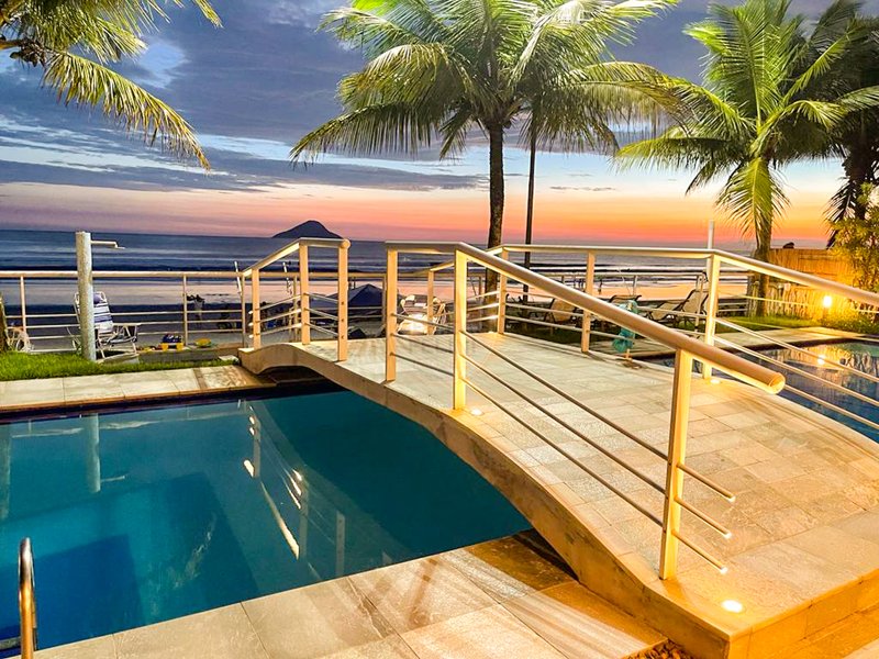 Casa frente ao mar da Praia de Juquehy com 6 suítes - São Sebastião - 