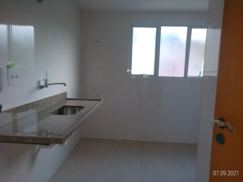 Apartamentos de 2 e 3 quartos (sendo 01 suíte), sala com varanda, banheiro social, área de Rua Ypê Ro Nova Friburgo - 
