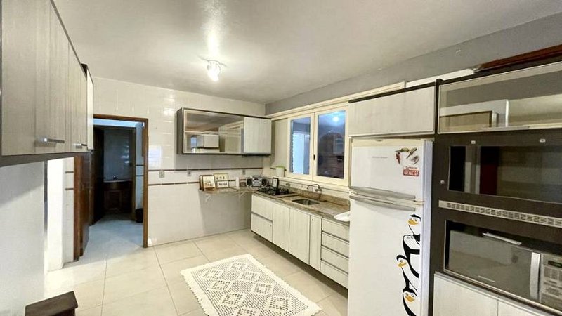 R$ 850.000 - PÉ NA AREIA - EXCELENTE CASA EM IMBÉ - MOBILIADA - 230M2 - 5 DORM - 4 VAGAS - Imbé - 