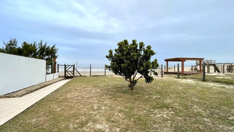 R$ 850.000 - PÉ NA AREIA - EXCELENTE CASA EM IMBÉ - MOBILIADA - 230M2 - 5 DORM - 4 VAGAS - Imbé - 