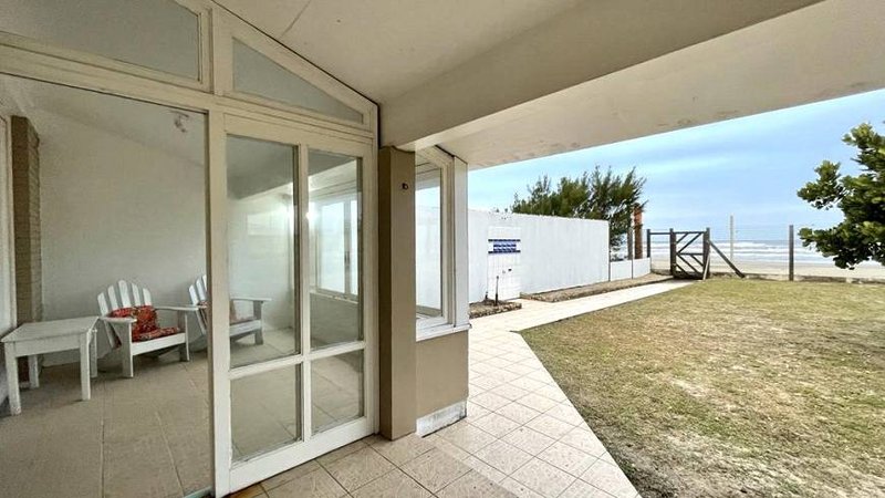 R$ 850.000 - PÉ NA AREIA - EXCELENTE CASA EM IMBÉ - MOBILIADA - 230M2 - 5 DORM - 4 VAGAS - Imbé - 