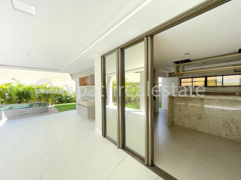Casa Duplex no Jardins de Ibiza 5 suites 7 wc 6 vagas. Sup. 325,80 m² Coaçu - Eusebio - CE Rodovia, CE-040Avenida Nova do Contorno Eusébio - 