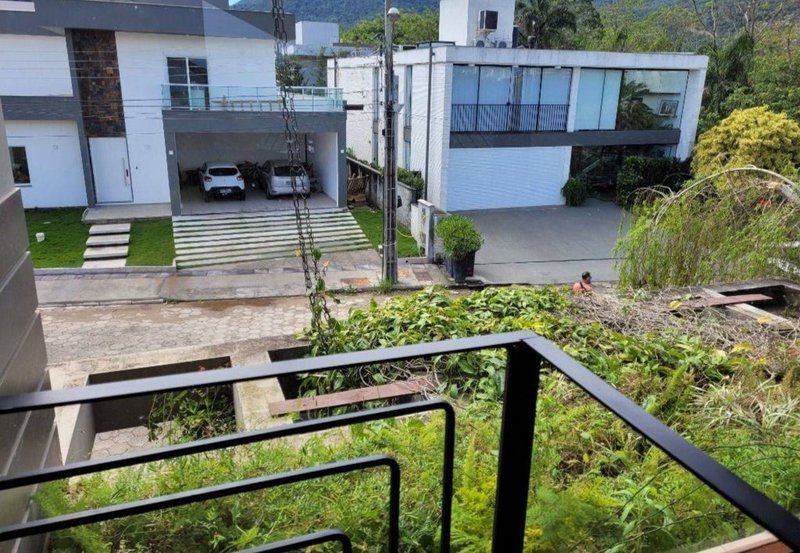 Maravilhosa mansão em Cacupé , condomínio fechado, lazer completo e super perto do Centro  Florianópolis - 