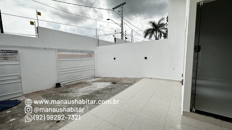 Casa nova no Parque Dez, 03 Qrtos, Terreno Grande Avenida Ivanete Machado Manaus - 