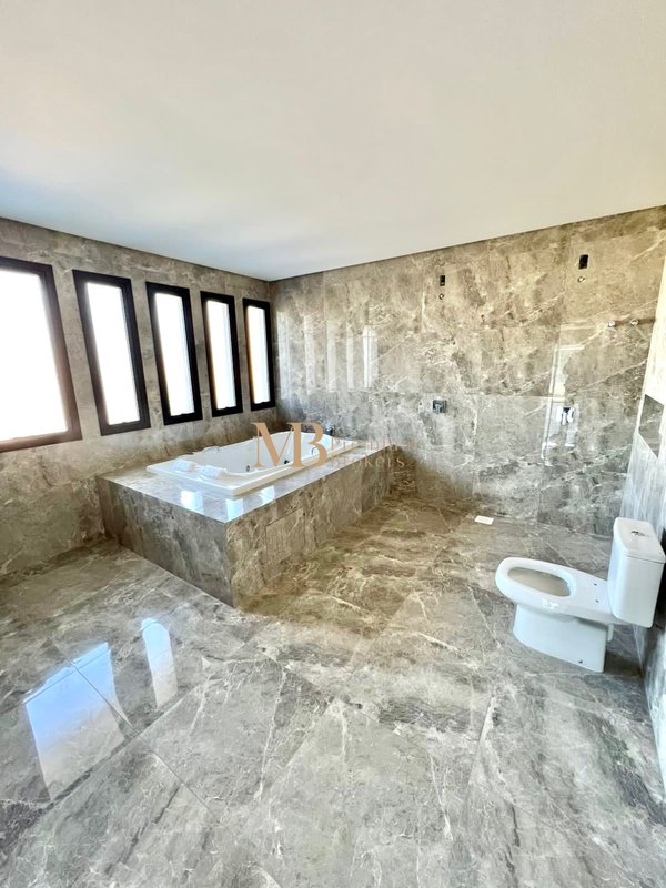 R$ 3.720.000 - 563m² - OPORTUNIDADE NO HAMBURGO VILLAGE 4 ESTAÇÕES - 4 SUÍTES - 4 VAGAS Rua Mundo Novo Novo Hamburgo - 