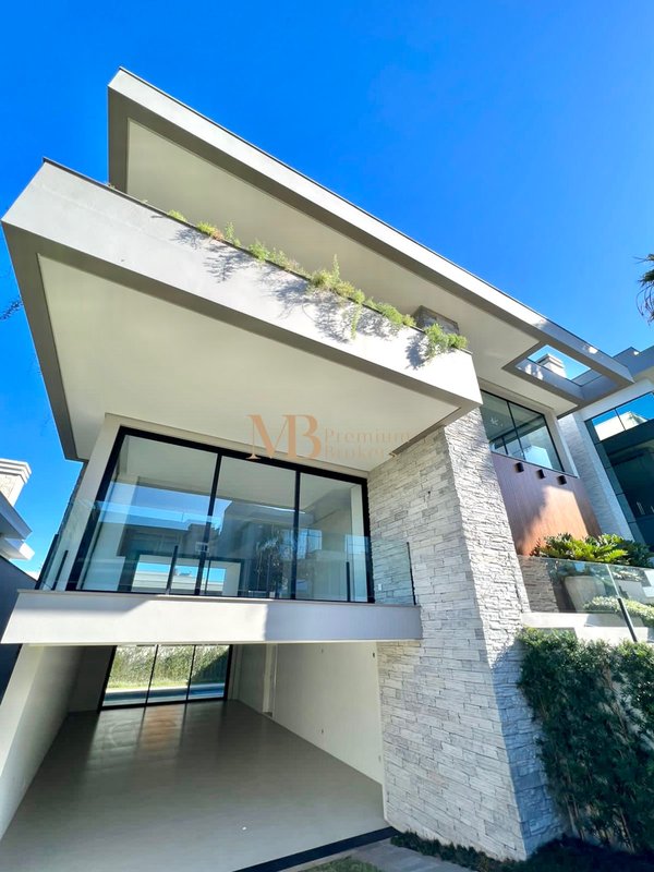 R$ 3.720.000 - 563m² - OPORTUNIDADE NO HAMBURGO VILLAGE 4 ESTAÇÕES - 4 SUÍTES - 4 VAGAS Rua Mundo Novo Novo Hamburgo - 