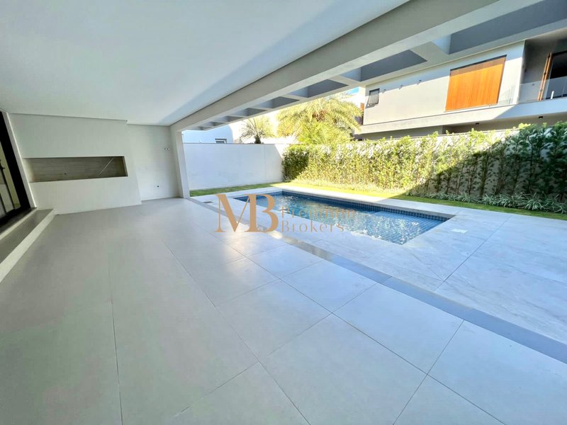 R$ 3.720.000 - 563m² - OPORTUNIDADE NO HAMBURGO VILLAGE 4 ESTAÇÕES - 4 SUÍTES - 4 VAGAS Rua Mundo Novo Novo Hamburgo - 