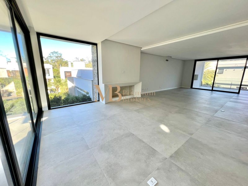 R$ 3.720.000 - 563m² - OPORTUNIDADE NO HAMBURGO VILLAGE 4 ESTAÇÕES - 4 SUÍTES - 4 VAGAS Rua Mundo Novo Novo Hamburgo - 