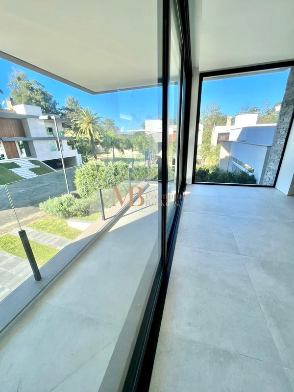 R$ 3.720.000 - 563m² - OPORTUNIDADE NO HAMBURGO VILLAGE 4 ESTAÇÕES - 4 SUÍTES - 4 VAGAS Rua Mundo Novo Novo Hamburgo - 