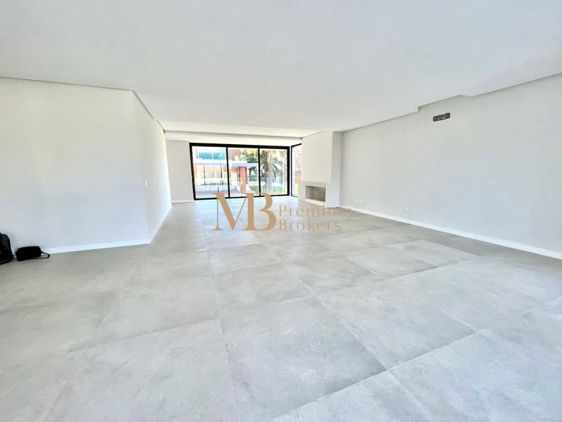 R$ 3.720.000 - 563m² - OPORTUNIDADE NO HAMBURGO VILLAGE 4 ESTAÇÕES - 4 SUÍTES - 4 VAGAS Rua Mundo Novo Novo Hamburgo - 