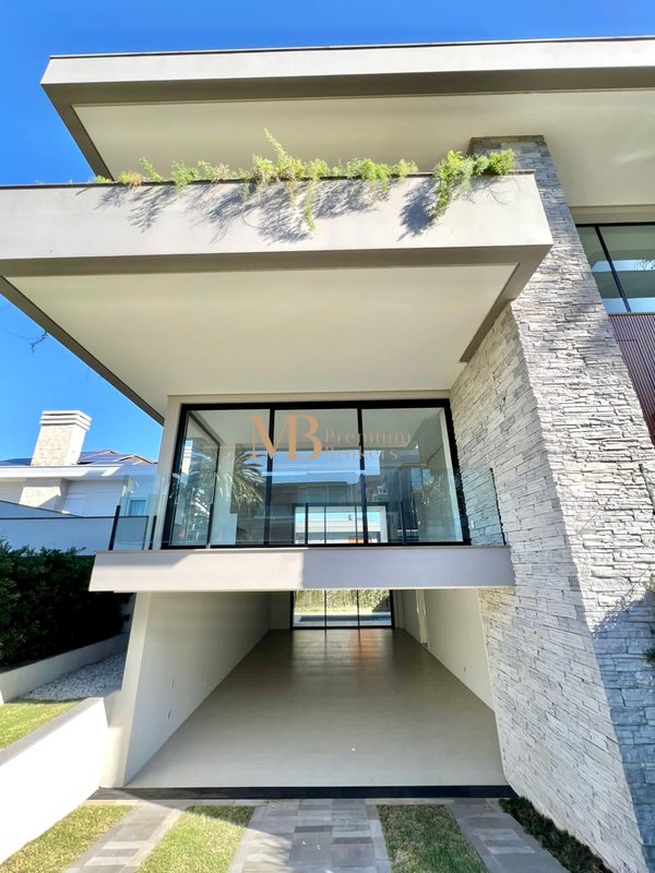 R$ 3.720.000 - 563m² - OPORTUNIDADE NO HAMBURGO VILLAGE 4 ESTAÇÕES - 4 SUÍTES - 4 VAGAS Rua Mundo Novo Novo Hamburgo - 