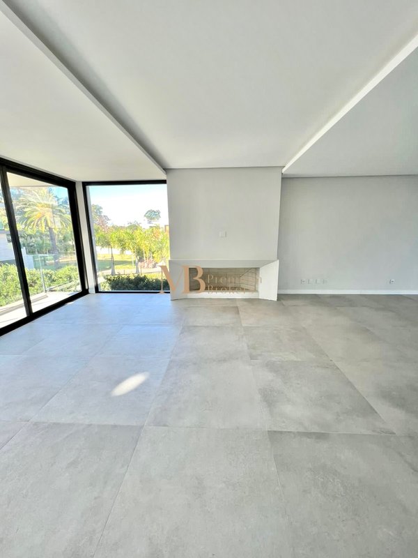 R$ 3.720.000 - 563m² - OPORTUNIDADE NO HAMBURGO VILLAGE 4 ESTAÇÕES - 4 SUÍTES - 4 VAGAS Rua Mundo Novo Novo Hamburgo - 