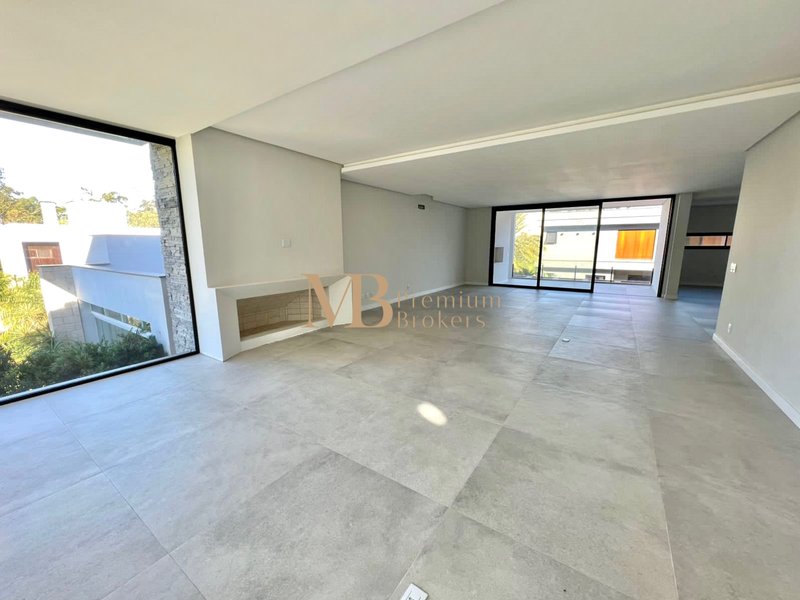 R$ 3.720.000 - 563m² - OPORTUNIDADE NO HAMBURGO VILLAGE 4 ESTAÇÕES - 4 SUÍTES - 4 VAGAS Rua Mundo Novo Novo Hamburgo - 