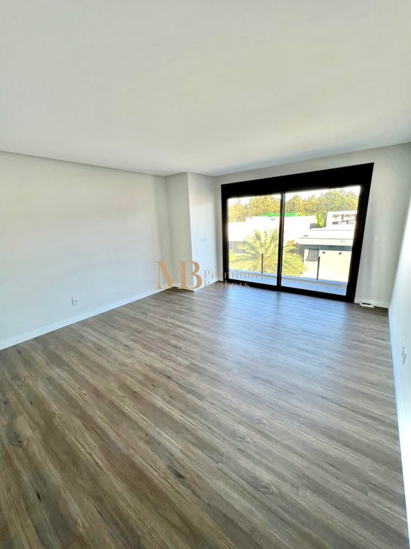 R$ 3.720.000 - 563m² - OPORTUNIDADE NO HAMBURGO VILLAGE 4 ESTAÇÕES - 4 SUÍTES - 4 VAGAS Rua Mundo Novo Novo Hamburgo - 