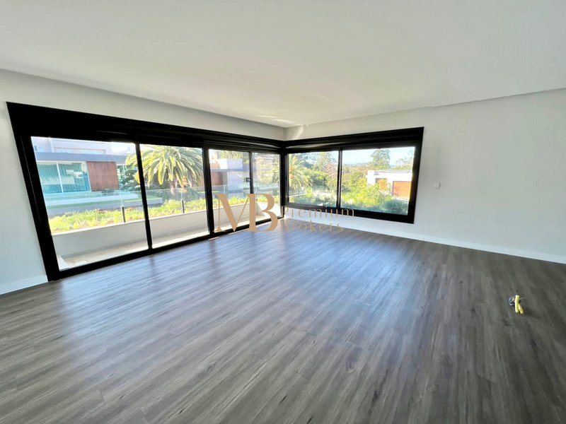 R$ 3.720.000 - 563m² - OPORTUNIDADE NO HAMBURGO VILLAGE 4 ESTAÇÕES - 4 SUÍTES - 4 VAGAS Rua Mundo Novo Novo Hamburgo - 