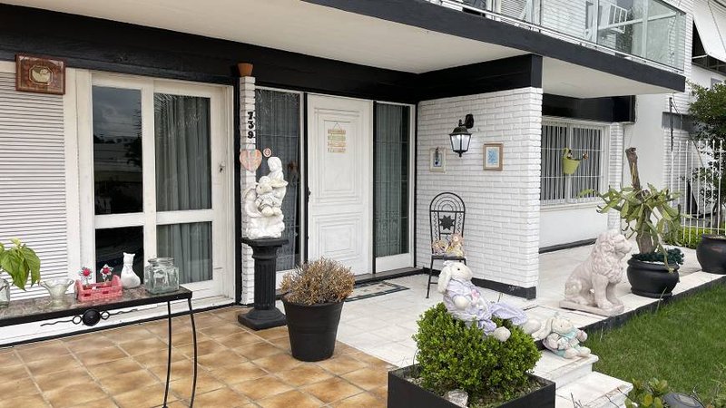 R$ 2.755.000 - ENORME CASA COM TERRENO DE 641M2 - 4 DORM - 1 SUÍTE - 4 VAGAS - PISCINA - Porto Alegre - 