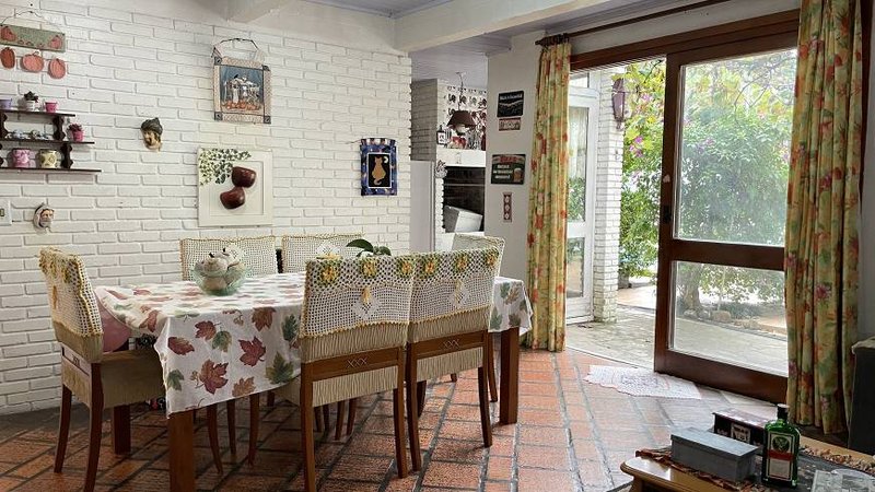 R$ 2.755.000 - ENORME CASA COM TERRENO DE 641M2 - 4 DORM - 1 SUÍTE - 4 VAGAS - PISCINA - Porto Alegre - 