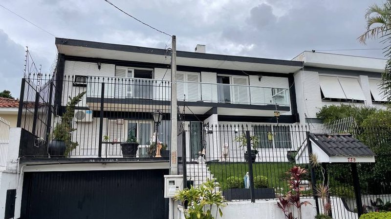 R$ 2.755.000 - ENORME CASA COM TERRENO DE 641M2 - 4 DORM - 1 SUÍTE - 4 VAGAS - PISCINA - Porto Alegre - 