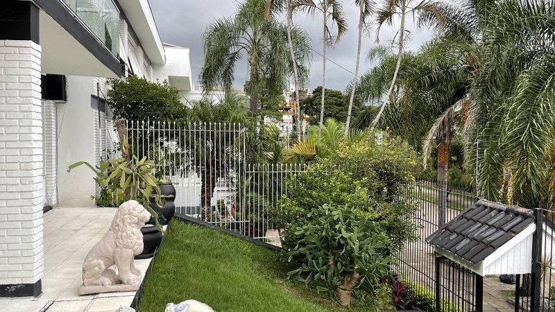 R$ 2.755.000 - ENORME CASA COM TERRENO DE 641M2 - 4 DORM - 1 SUÍTE - 4 VAGAS - PISCINA - Porto Alegre - 