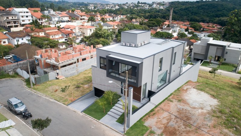 Trata - se de uma Casa com 480m² com 4 Suítes com 5 vagas no condominio SP II - Cotia  Cotia - 