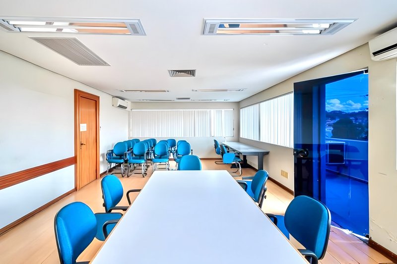 R$ 7.990.000 - PRÉDIO COMERCIAL DE ESQUINA - 4 ANDARES - 1.315M2 - AUDITÓRIO - 10 VAGAS Avenida Ipiranga Porto Alegre - 
