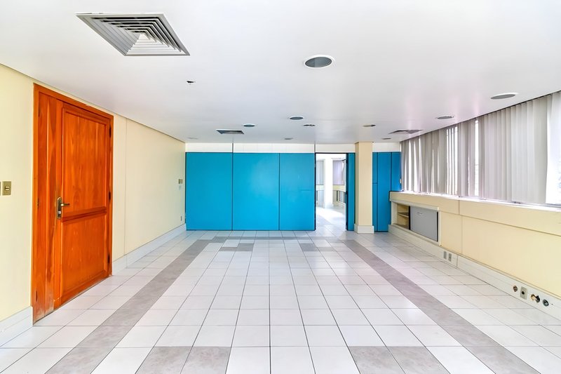 R$ 7.990.000 - PRÉDIO COMERCIAL DE ESQUINA - 4 ANDARES - 1.315M2 - AUDITÓRIO - 10 VAGAS Avenida Ipiranga Porto Alegre - 