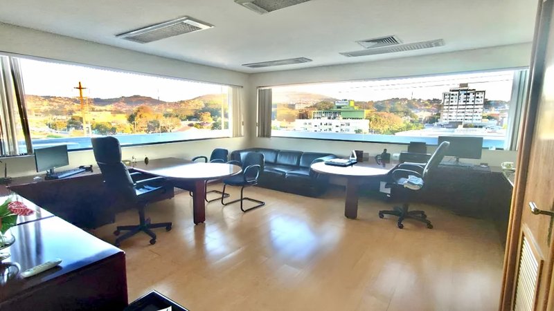R$ 7.990.000 - PRÉDIO COMERCIAL DE ESQUINA - 4 ANDARES - 1.315M2 - AUDITÓRIO - 10 VAGAS Avenida Ipiranga Porto Alegre - 