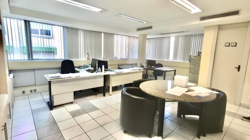R$ 7.990.000 - PRÉDIO COMERCIAL DE ESQUINA - 4 ANDARES - 1.315M2 - AUDITÓRIO - 10 VAGAS Avenida Ipiranga Porto Alegre - 