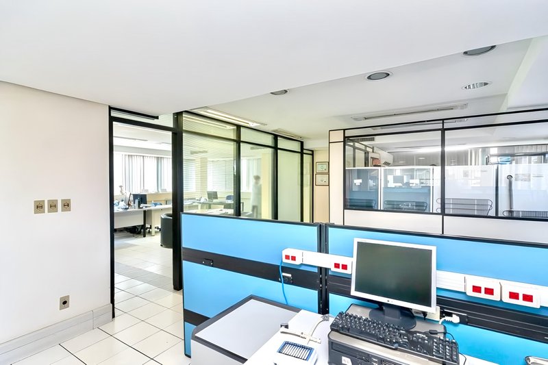 R$ 7.990.000 - PRÉDIO COMERCIAL DE ESQUINA - 4 ANDARES - 1.315M2 - AUDITÓRIO - 10 VAGAS Avenida Ipiranga Porto Alegre - 