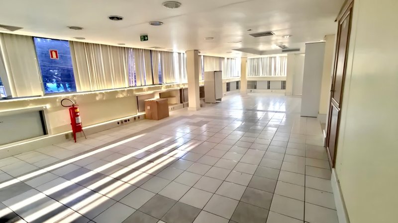 R$ 7.990.000 - PRÉDIO COMERCIAL DE ESQUINA - 4 ANDARES - 1.315M2 - AUDITÓRIO - 10 VAGAS Avenida Ipiranga Porto Alegre - 