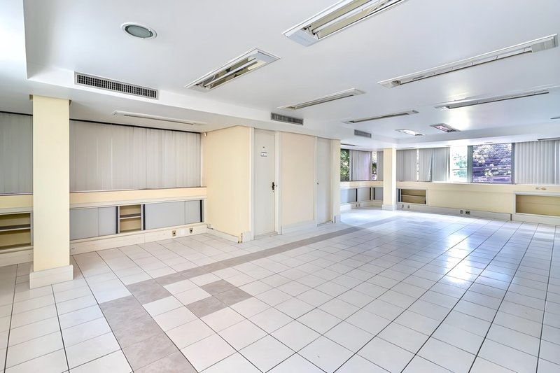 R$ 7.990.000 - PRÉDIO COMERCIAL DE ESQUINA - 4 ANDARES - 1.315M2 - AUDITÓRIO - 10 VAGAS Avenida Ipiranga Porto Alegre - 