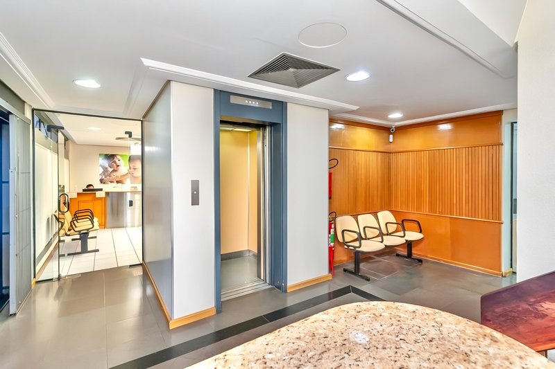 R$ 7.990.000 - PRÉDIO COMERCIAL DE ESQUINA - 4 ANDARES - 1.315M2 - AUDITÓRIO - 10 VAGAS Avenida Ipiranga Porto Alegre - 