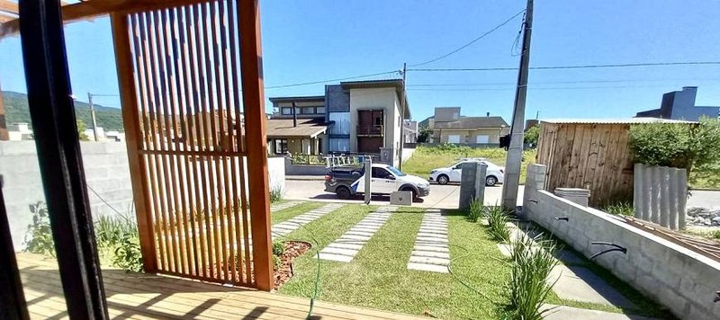 R$ 949.000 - LINDÍSSIMOS SOBRADOS EM GAROPABA - 135M2 - 4 DORM. - DORM. TÉRREO - 2 VAGAS Rua Pinguirito  Garopaba - 