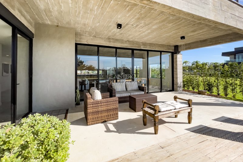 CASA À VENDA COM VISTA PARA O GUAÍBA  Eldorado do Sul - 