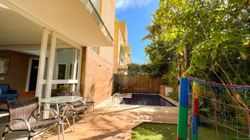 Casa em condomínio com piscina privativa na praia de Juquehy - VENDA E LOCAÇÃO ANUAL - São Sebastião - 