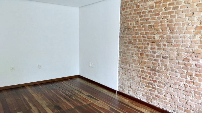 R$ 775.000 - EXCELENTE CASA COMERCIAL OU RESIDENCIAL - 140M2 - 2 VAGAS - Porto Alegre - 