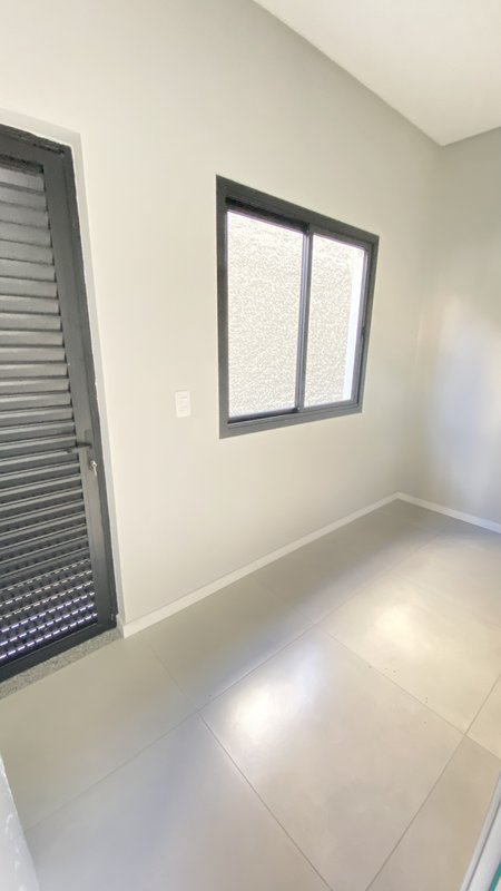 RESIDENCIAL JARDINS, LINDA CASA DE ALTO PADRÃO COM 1 SUÍTE COM CLOSET E MAIS 2 DORMITÓRIO - Brusque - 