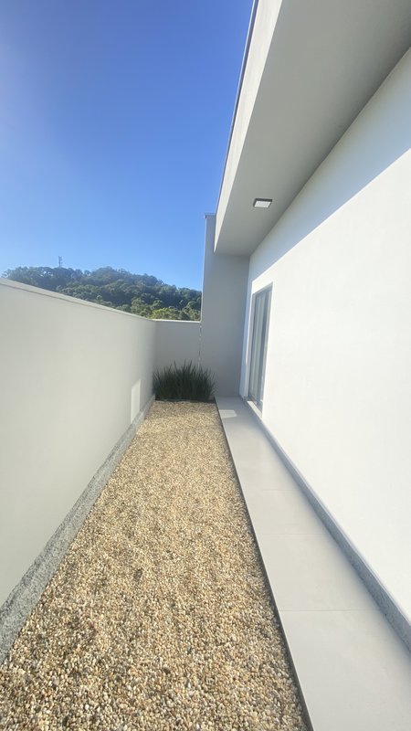 RESIDENCIAL JARDINS, LINDA CASA DE ALTO PADRÃO COM 1 SUÍTE COM CLOSET E MAIS 2 DORMITÓRIO - Brusque - 