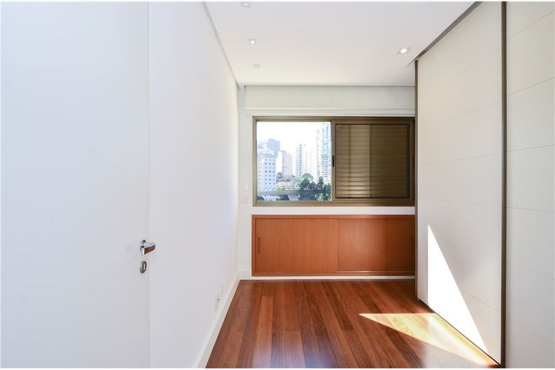Apartamento no Itaim Bibi com 3 dormitórios 147m² Barão do Triunfo São Paulo - 
