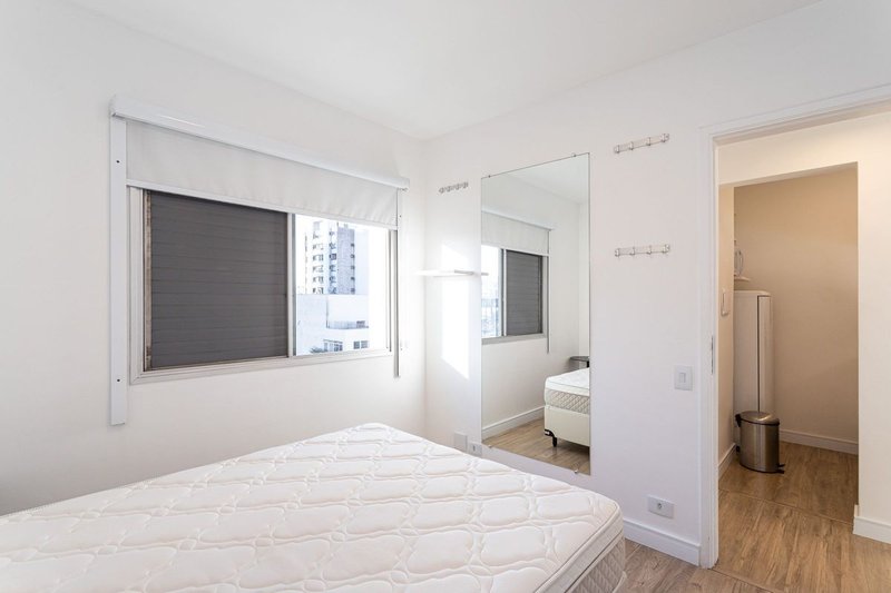 Apartamento para aluguel possui 43 metros quadrados com 1 quarto Rua Balthazar da Veiga São Paulo - 