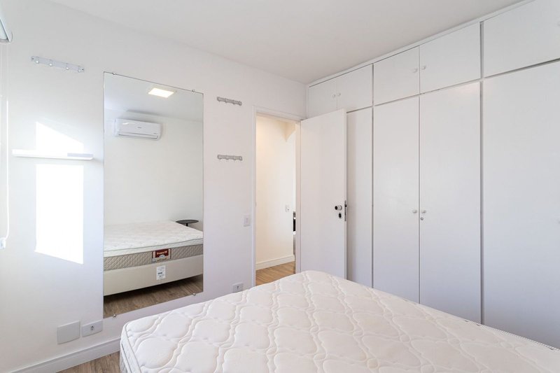 Apartamento para aluguel possui 43 metros quadrados com 1 quarto Rua Balthazar da Veiga São Paulo - 