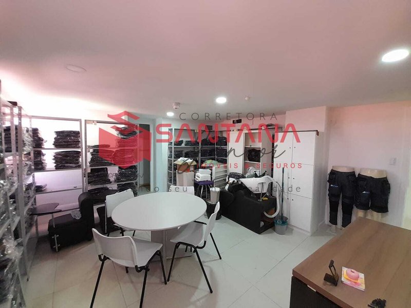 Sala com 42m² para locação em Buraquinho. Perfeita localização. (INDISPONÍVEL) Rua Francisco das Mercês Lauro de Freitas - 