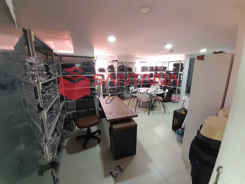 Sala com 42m² para locação em Buraquinho. Perfeita localização. (INDISPONÍVEL) Rua Francisco das Mercês Lauro de Freitas - 