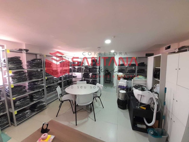 Sala com 42m² para locação em Buraquinho. Perfeita localização. (INDISPONÍVEL) Rua Francisco das Mercês Lauro de Freitas - 