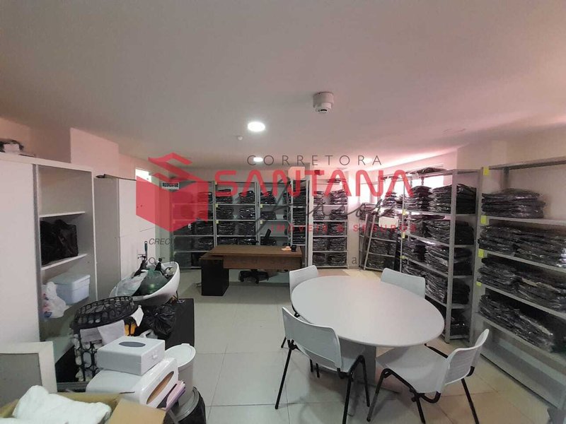 Sala com 42m² para locação em Buraquinho. Perfeita localização. (INDISPONÍVEL) Rua Francisco das Mercês Lauro de Freitas - 