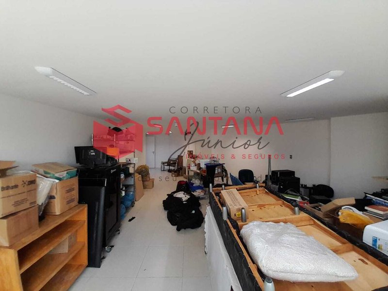 Sala com 42m² para locação em Buraquinho. Perfeita localização. (INDISPONÍVEL) Rua Francisco das Mercês Lauro de Freitas - 