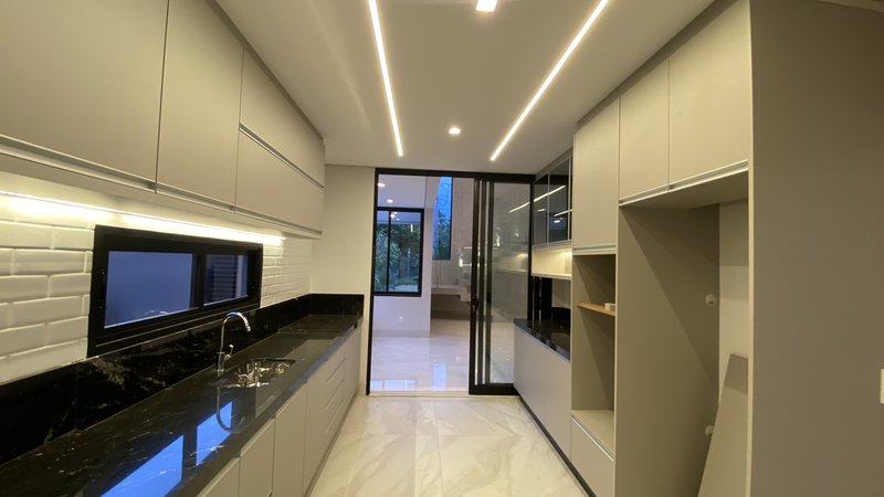 Sobrado de luxo em condomínio! Rua imperador, Campo Grande - 
